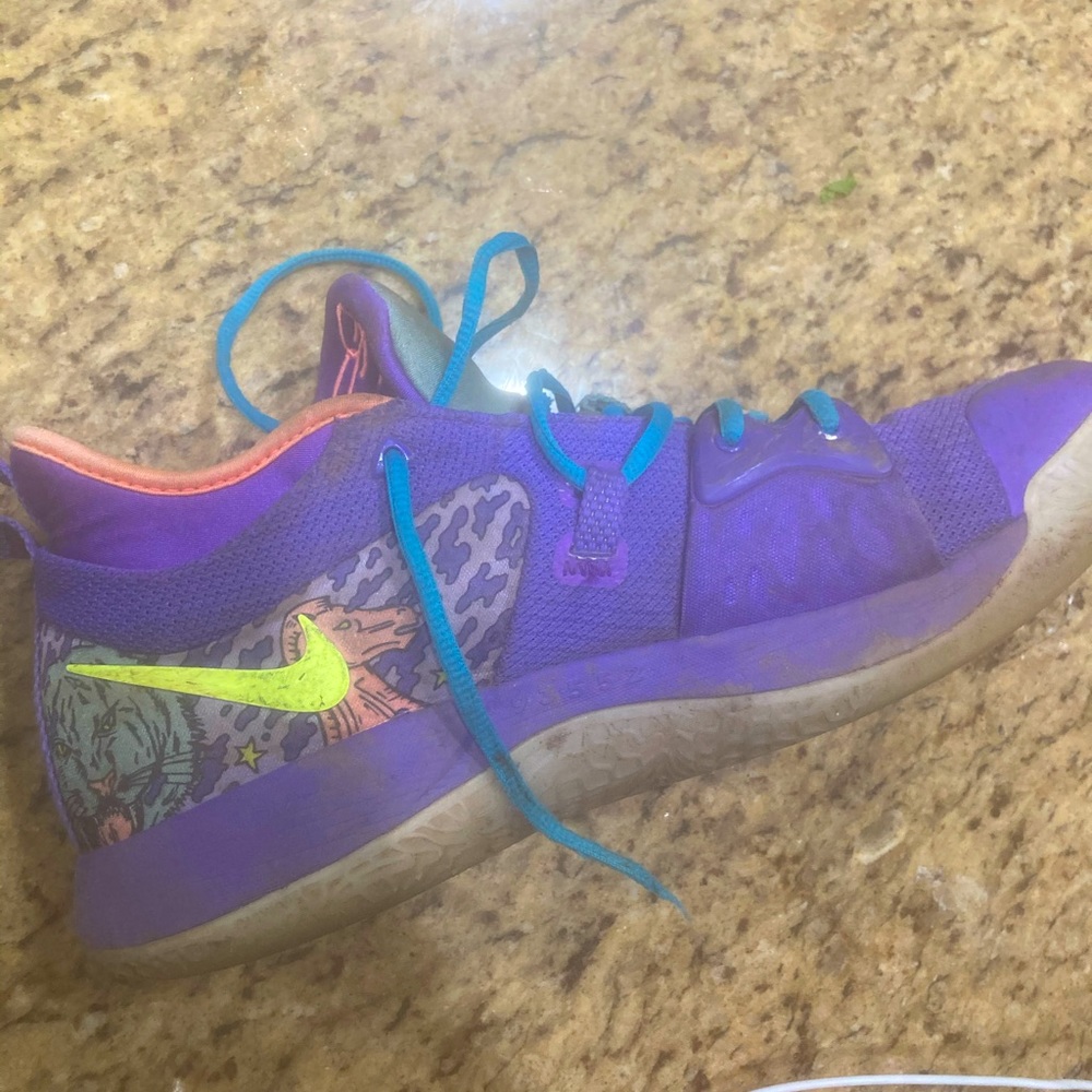 Basketball shoes
